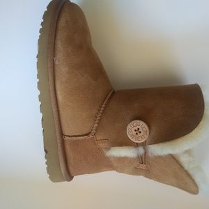 Women's size 8 Ugg Bailey Button Boot